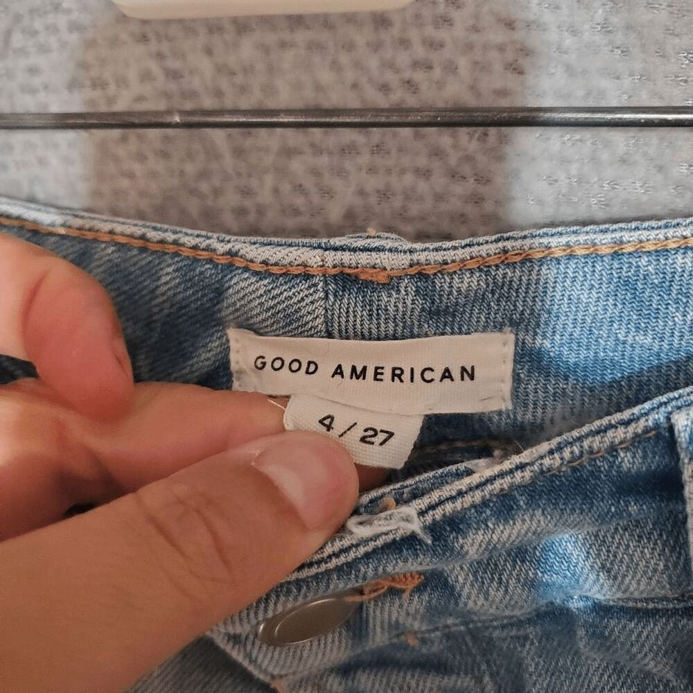 Good American Women's Split Back Pockets Destressed Bombshell Short 4/27 - Picture 3 of 8